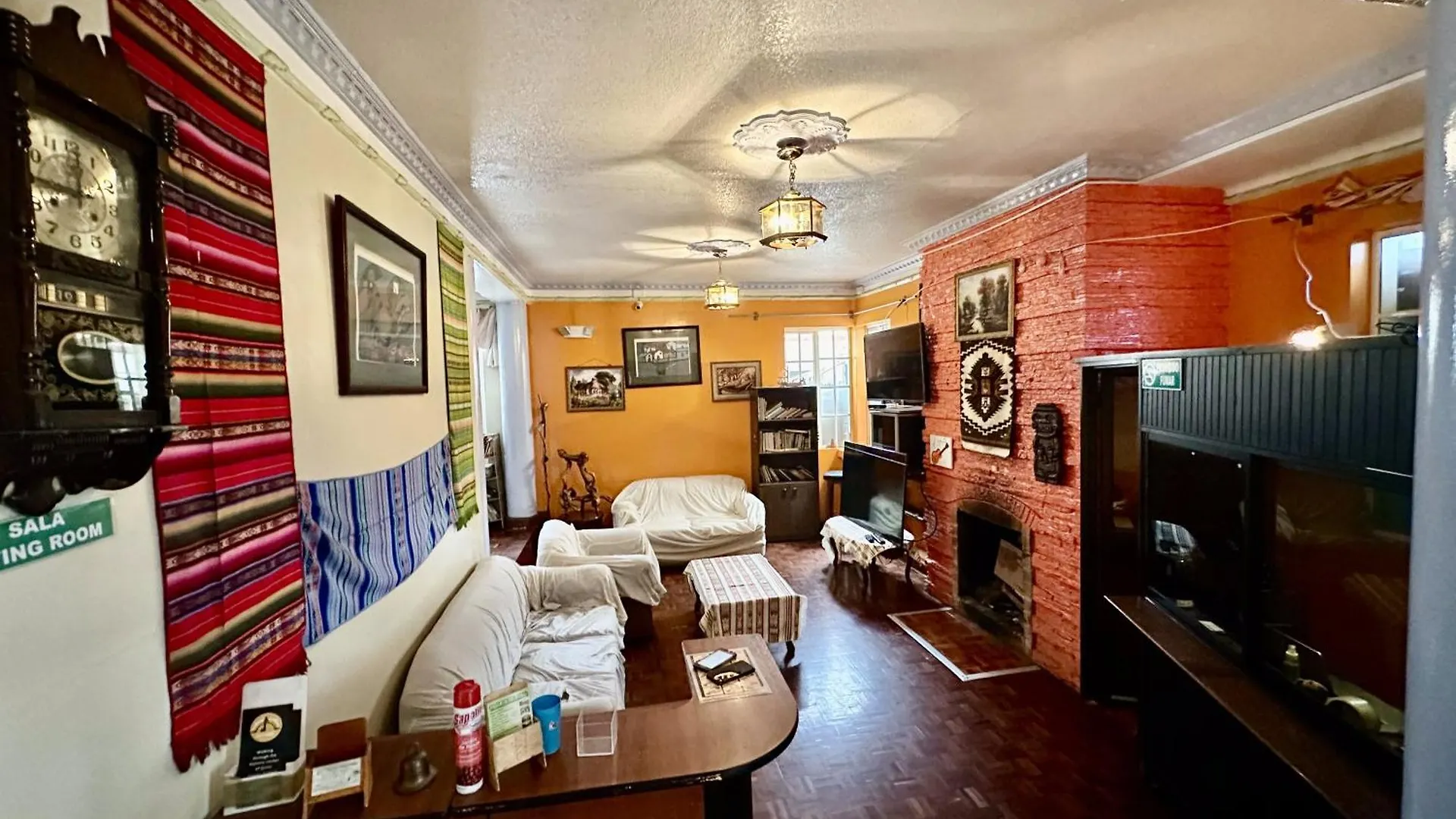 Отель Hostal Taxo Yura Кито Гостевой дом